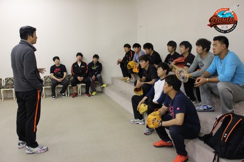 야간훈련 강의하는 정민태 코치